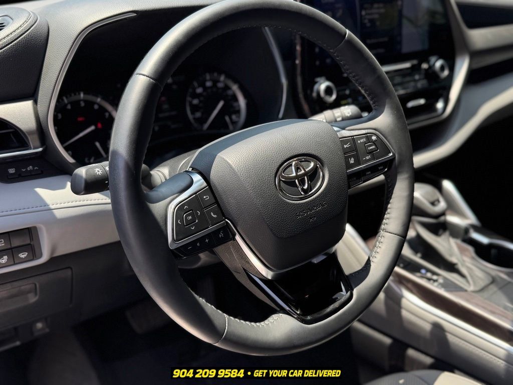 Used 2021 Toyota Highlander Limited FWD image 18