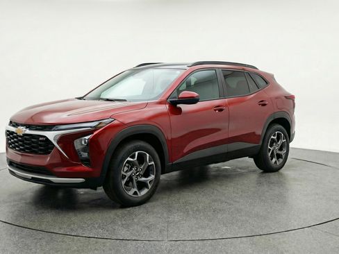 Used 2025 Chevrolet Trax LT image 3