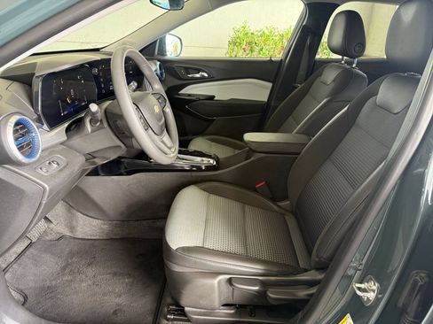 Used 2025 Chevrolet Trax LT FWD image 25