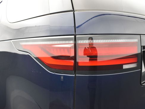 Used 2023 Land Rover Discovery S image 8