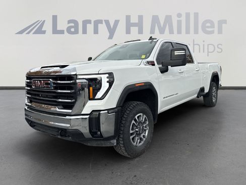 Used 2025 GMC Sierra 3500 SLE w/ SLE Value Package image 4