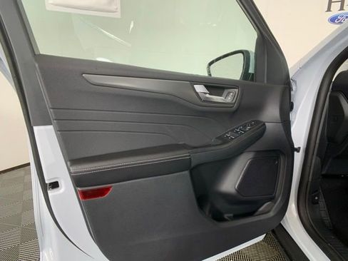 Used 2025 Ford Escape SE image 31