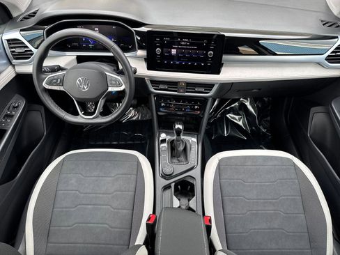 Used 2025 Volkswagen Taos SE w/ Panoramic Sunroof Package image 12