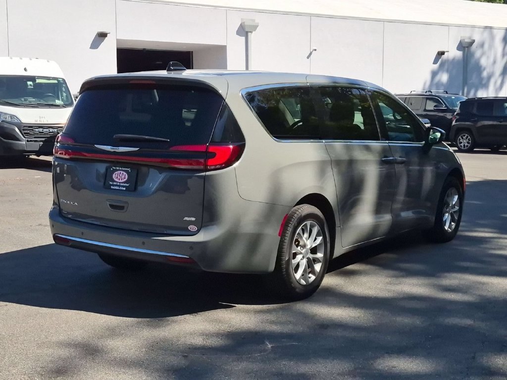 Used 2023 Chrysler Pacifica Touring-L AWD/4WD image 3