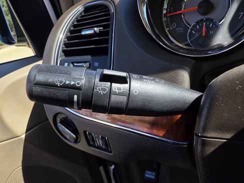 Used 2015 Chrysler Town & Country Touring FWD image 29