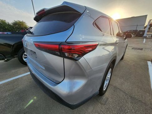 Used 2021 Toyota Highlander LE FWD image 4