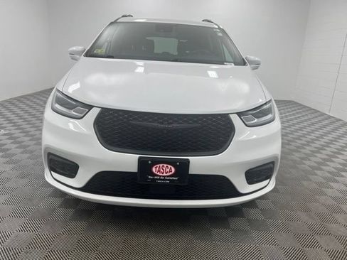 Used 2022 Chrysler Pacifica Touring-L w/ Uconnect Theater Family Group AWD/4WD image 3
