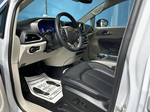 Used 2024 Chrysler Pacifica Limited FWD image 13
