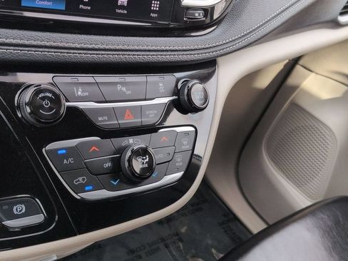 Used 2023 Chrysler Pacifica Touring-L FWD image 21