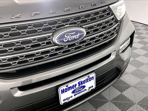 Used 2022 Ford Explorer XLT w/ Equipment Group 202A AWD/4WD image 31