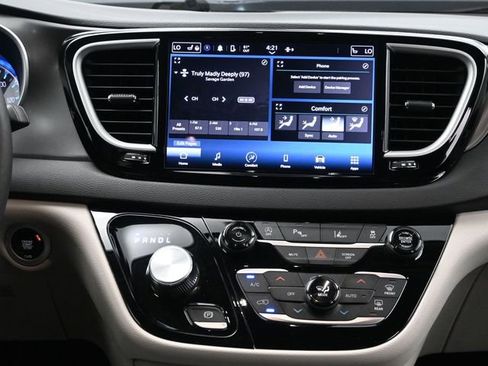 Used 2024 Chrysler Pacifica Touring-L FWD image 16