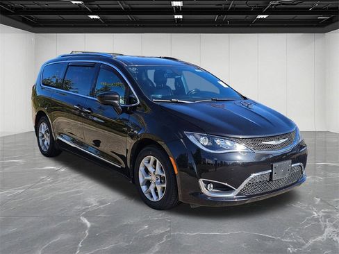 Used 2020 Chrysler Pacifica Touring-L image 7