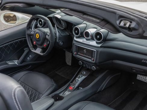 Used 2016 Ferrari California T RWD image 79