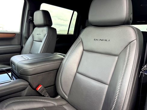 Used 2025 GMC Yukon XL Denali image 13