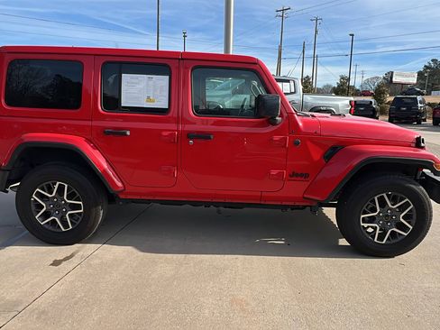 Used 2025 Jeep Wrangler Sahara image 7