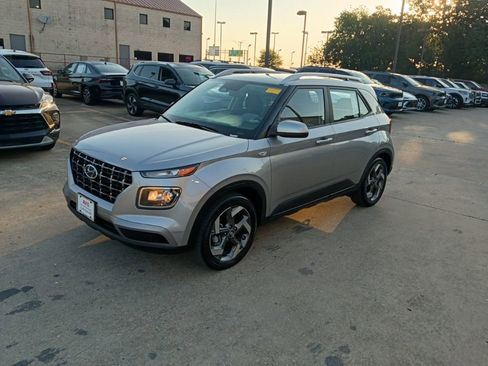 Used 2025 Hyundai Venue SEL FWD image 1