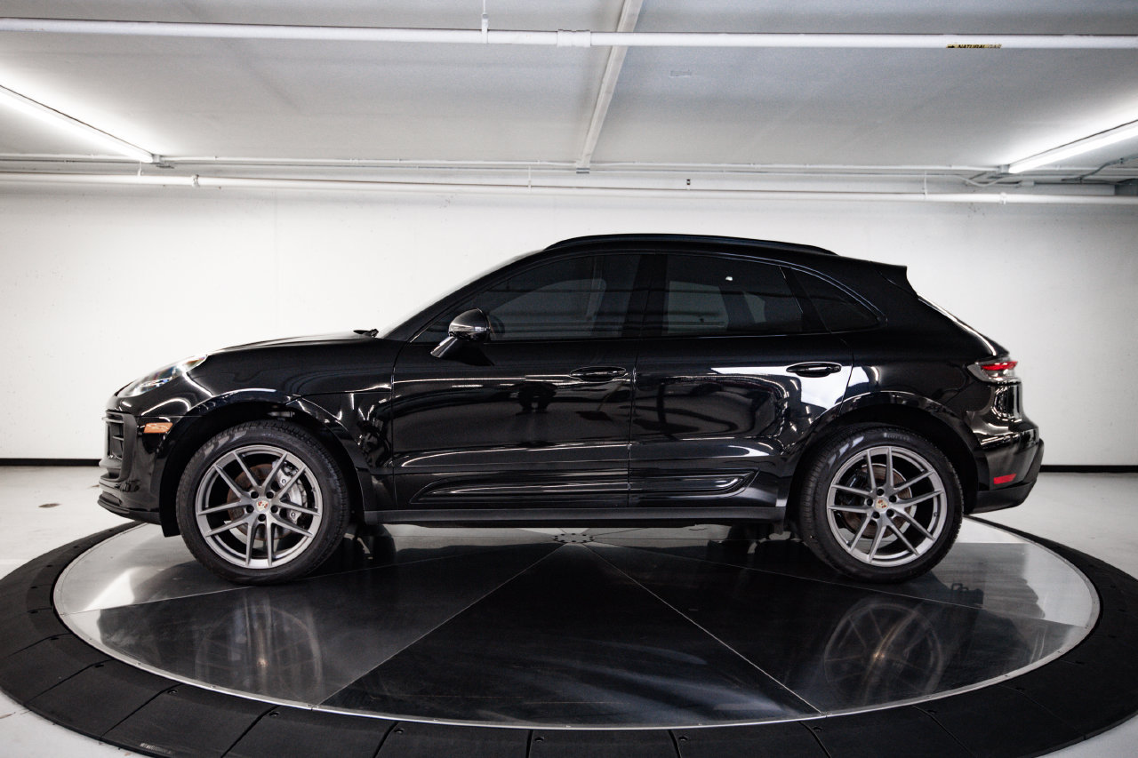 Certified 2025 Porsche Macan AWD/4WD image 2