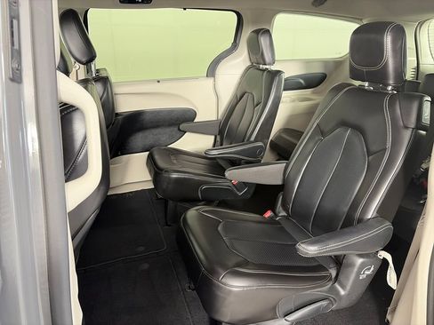 Used 2023 Chrysler Pacifica Touring-L FWD image 12