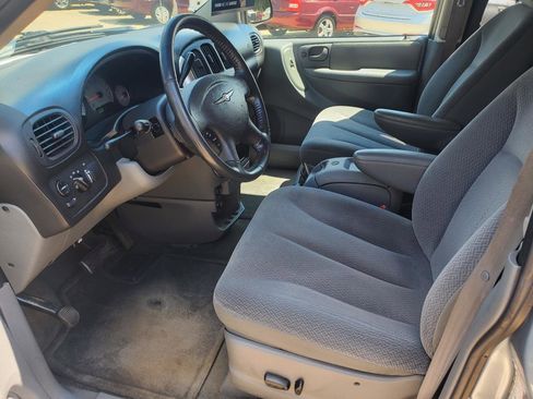 Used 2005 Chrysler Town & Country Touring FWD image 15