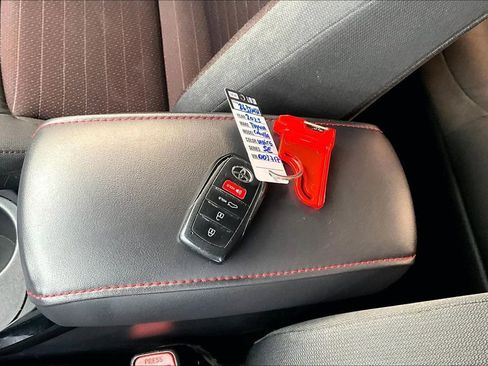 Used 2023 Toyota Corolla SE w/ SE Package image 33