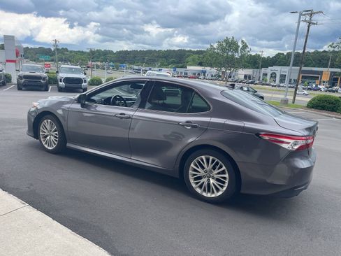 Used 2019 Toyota Camry XLE w/ Sunroof Package FWD image 11