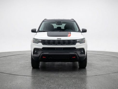 Used 2025 Jeep Compass Trailhawk AWD/4WD image 2