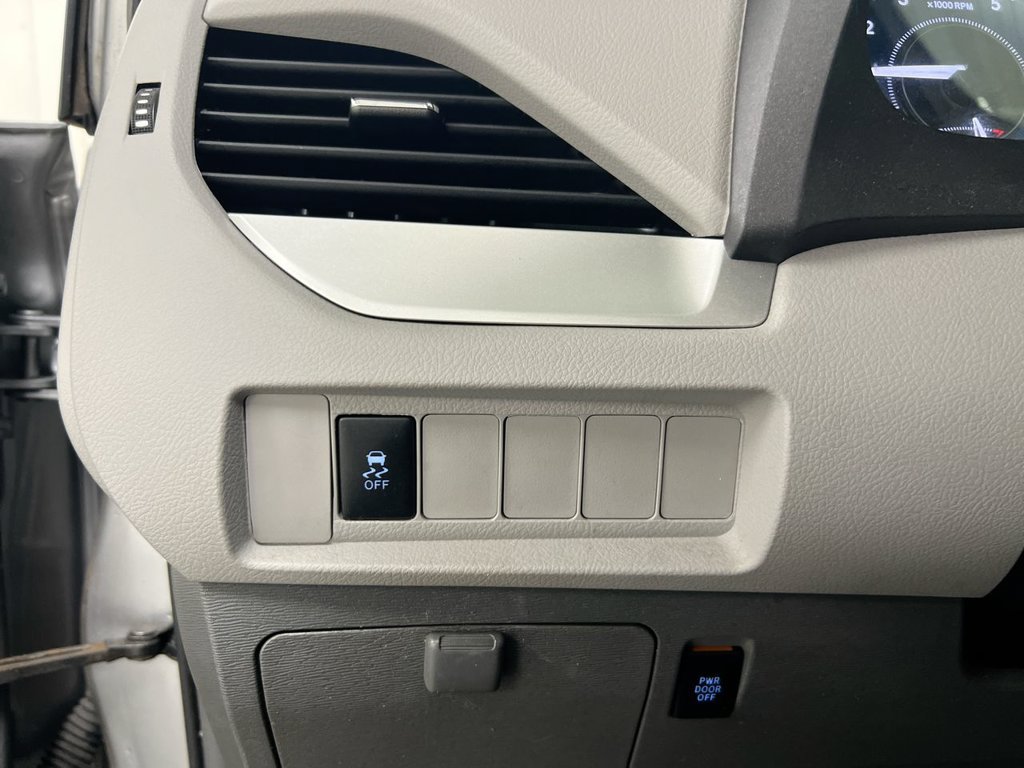 Used 2018 Toyota Sienna LE FWD image 17
