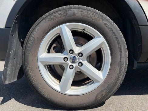 Used 2017 Ford Explorer XLT w/ Equipment Group 202A AWD/4WD image 22
