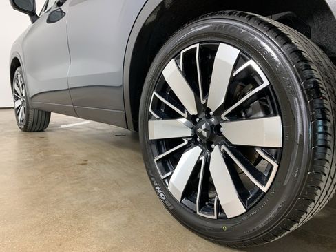 Used 2025 Mitsubishi Outlander SE image 16