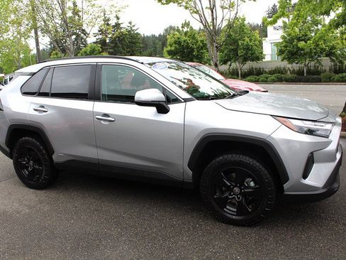 Used 2022 Toyota RAV4 XLE AWD/4WD image 6