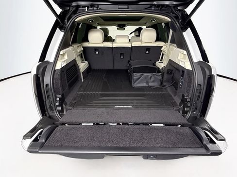 New 2026 Land Rover Range Rover Long Wheelbase SE AWD/4WD image 29