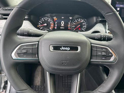 Used 2024 Jeep Compass Latitude image 34