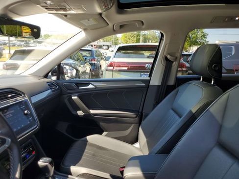 Used 2024 Volkswagen Tiguan SE w/ Panoramic Sunroof Package image 17