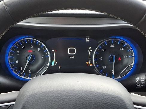 Used 2023 Chrysler Pacifica Touring-L image 19