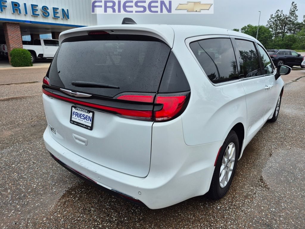 Used 2023 Chrysler Pacifica Touring-L FWD image 6