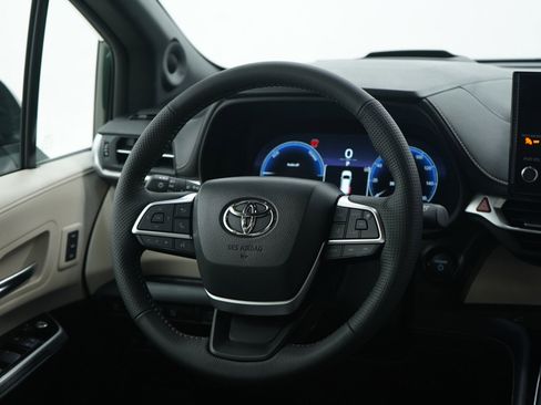 Used 2025 Toyota Sienna Platinum image 14