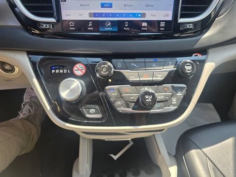 Used 2024 Chrysler Pacifica Touring-L FWD image 22