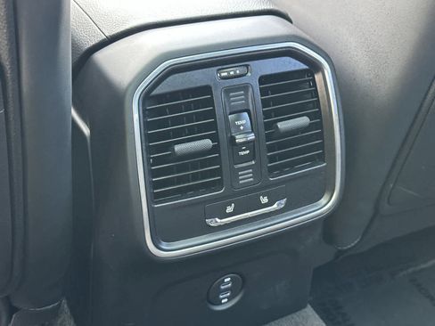 Used 2025 Porsche Macan image 14