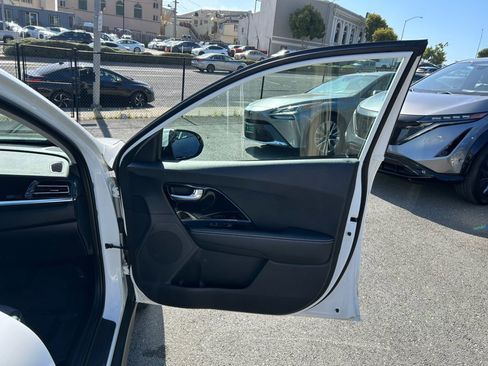 Used 2022 Kia Niro EX FWD image 39