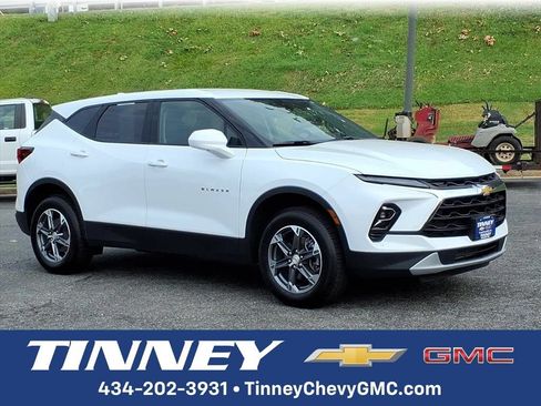 Used 2025 Chevrolet Blazer LT FWD image 1