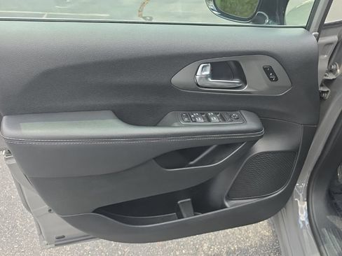 Used 2025 Chrysler Pacifica Select FWD image 15