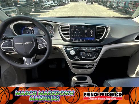 Used 2022 Chrysler Pacifica Touring-L image 12