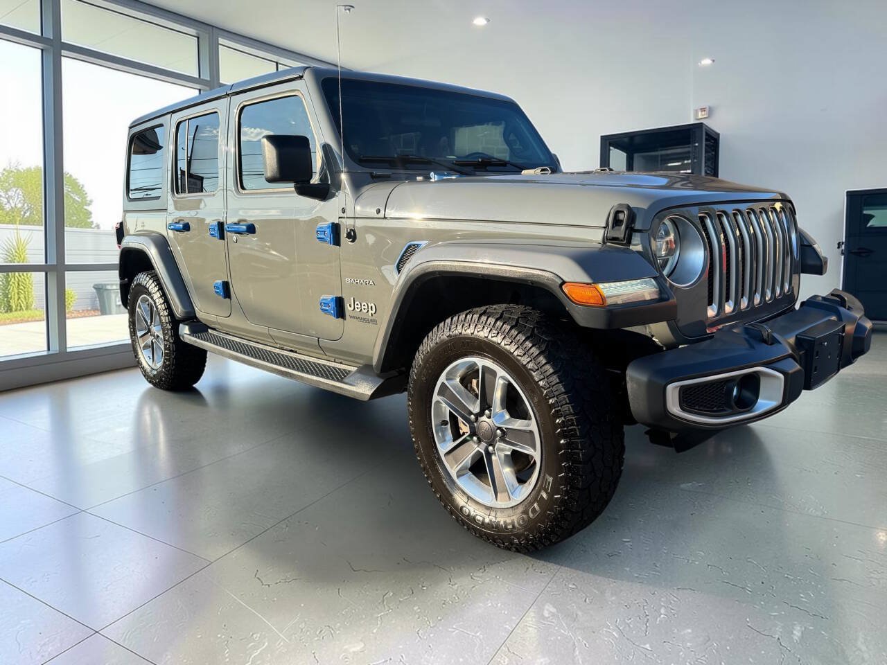 Used 2018 Jeep Wrangler Unlimited Sahara w/ LED Lighting Group AWD/4WD image 10