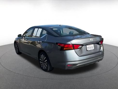 Used 2025 Nissan Altima 2.5 SV FWD image 11