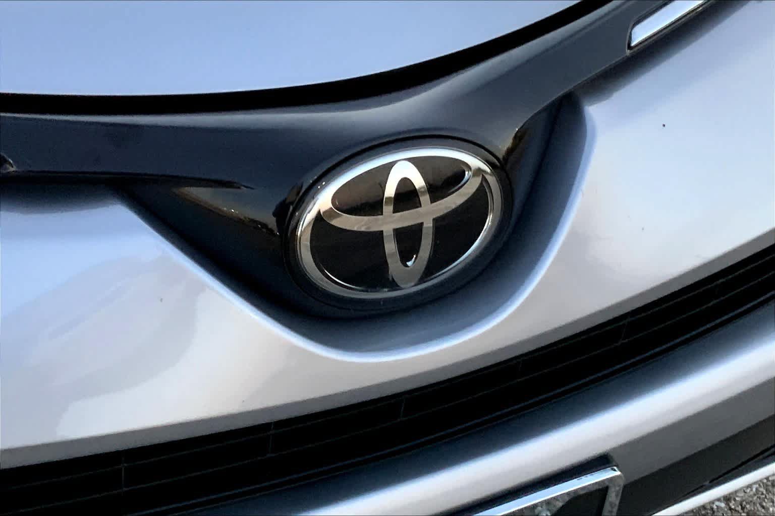 Used 2018 Toyota RAV4 XLE w/ Plus Extra Value Package FWD image 28