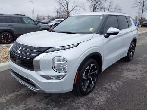 Used 2024 Mitsubishi Outlander SEL image 1