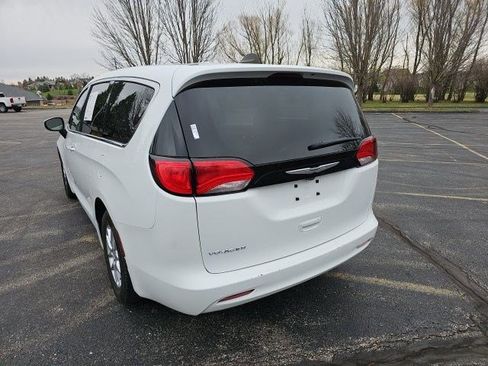Used 2023 Chrysler Voyager LX FWD image 3