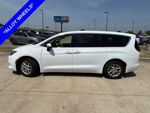 Used 2023 Chrysler Voyager LX FWD image 3