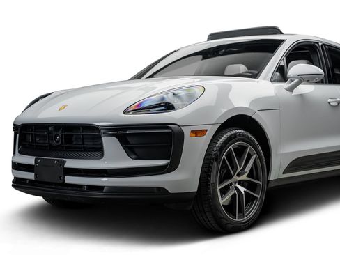 Used 2025 Porsche Macan AWD/4WD image 9