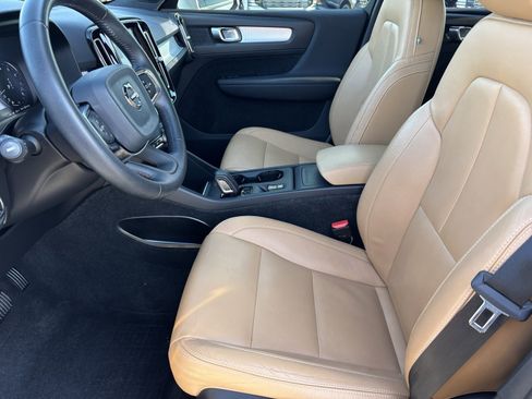 Used 2020 Volvo XC40 T5 Momentum w/ Protection Package Premier image 18